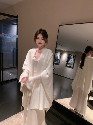 ByYou 冬季新款白色U领羊毛针织连衣裙长款喇叭袖过膝包臀毛衣裙