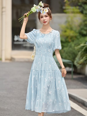 浅蓝色刺绣连衣裙女夏中长款2025今年流行巨好看减龄甜美a字裙子