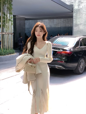 ByYou2025春季v领长袖拼接蕾丝白色兔绒针织连衣裙长款内搭毛衣裙