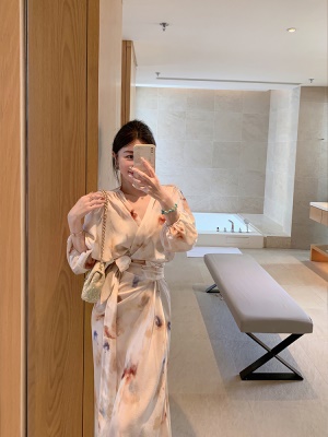 ByYou 夏季新款高级感V领缎面碎花连衣裙气质喇叭袖收腰印花长裙