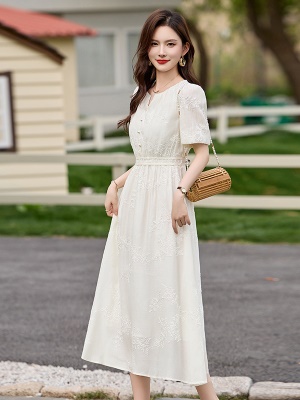 法式白色掐腰连衣裙女2025夏季新款刺绣V领名媛泡泡袖高级感长裙