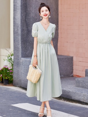 小个子显高V领连衣裙女2025夏季新品时尚薄荷绿显瘦精致高端裙子