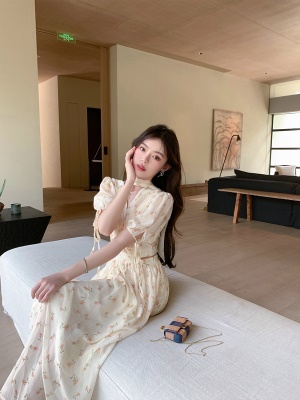 ByYou夏季鹅黄色泡泡袖V领碎花连衣裙女设计感飘带露腰中长款裙子