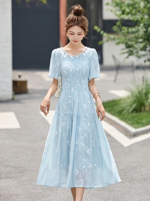 浅蓝色刺绣连衣裙女夏中长款2025今年流行巨好看减龄甜美a字裙子
