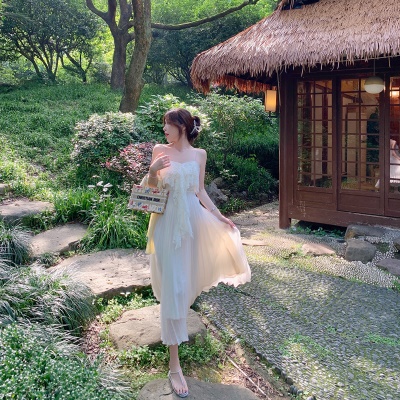 ByYou 夏季白色蕾丝吊带连衣裙高级感气质显白收腰长款百褶仙女裙