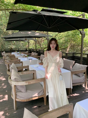 ByYou 夏季气质v领白色吊带连衣裙长款过膝收腰显瘦露肩仙女裙子