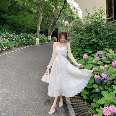 ByYou 夏季白色蕾丝吊带连衣裙高级感气质显白收腰长款百褶仙女裙