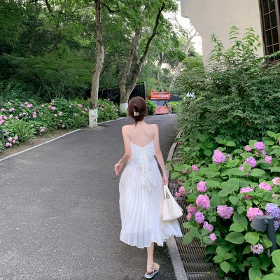 ByYou 夏季白色蕾丝吊带连衣裙高级感气质显白收腰长款百褶仙女裙