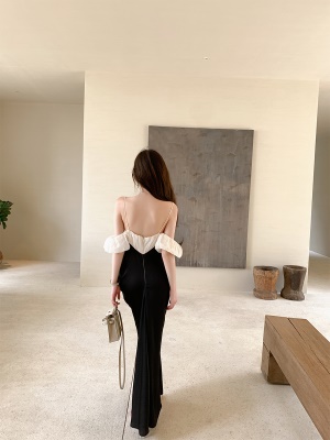 ByYou 夏季高冷御姐风拼色吊带连衣裙女高腰显瘦拼接缎面中长裙子