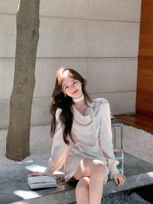 ByYou 夏季高端精致法式长袖白色荡领缎面连衣裙收腰气质显瘦短裙