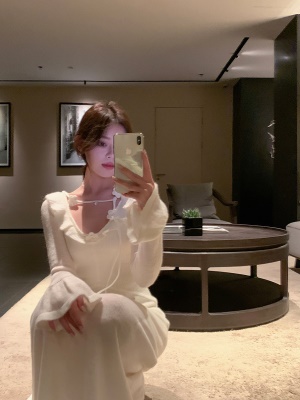 ByYou 冬季新款白色U领羊毛针织连衣裙长款喇叭袖过膝包臀毛衣裙