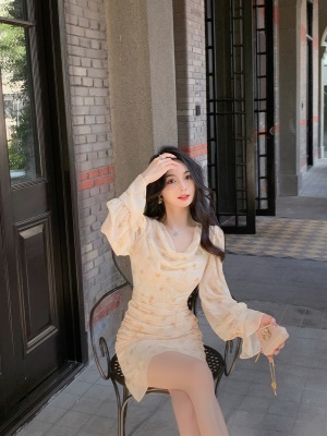 ByYou 夏季鹅黄色荡领碎花连衣裙女收腰显瘦褶皱包臀裙子含吊带裙