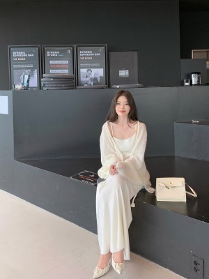 ByYou 秋冬新款温柔风气质白色针织吊带连衣裙长款收腰修身毛衣裙