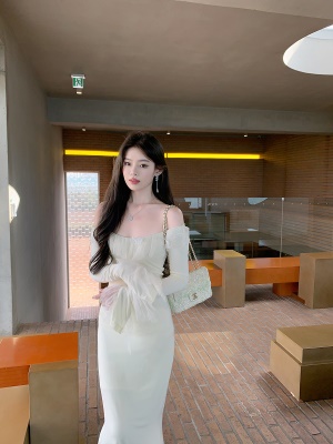 ByYou 秋冬新款温柔风蕾丝一字肩白色连衣裙喇叭袖侧开叉包臀长裙