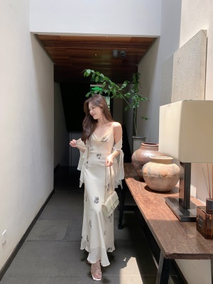 ByYou 夏季新款气质白色荡领雪纺碎花吊带连衣裙收腰显瘦印花长裙