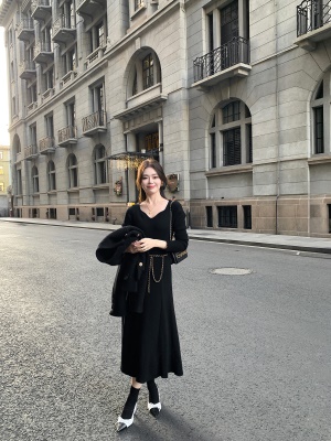 ByYou2025新款v领黑色兔绒针织打底连衣裙垂感长款修身内搭毛衣裙