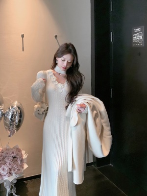 ByYou秋冬气质v领白色内搭挂脖针织连衣裙长款过膝加厚打底毛衣裙