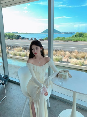 ByYou 秋冬新款温柔风蕾丝一字肩白色连衣裙喇叭袖侧开叉包臀长裙