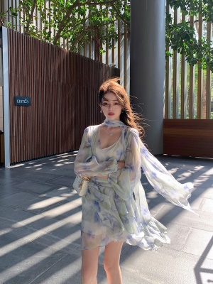 ByYou夏季新款灯笼袖V领碎花雪纺连衣裙不规则收腰短款印花荷叶裙