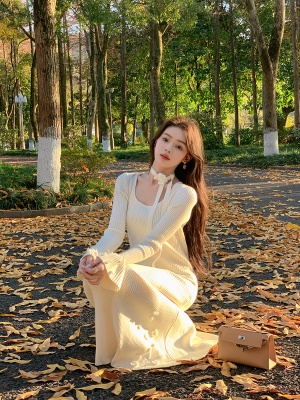 ByYou 秋冬兔绒杏色喇叭袖挂脖针织连衣裙长款过膝加厚打底毛衣裙