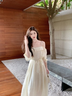 ByYou 初夏新款法式一字肩杏白色天丝吊带连衣裙气质收腰仙女长裙