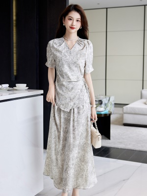 时尚贵夫人爆款套装女2025夏装新款V领今年流行褶皱半身裙两件套