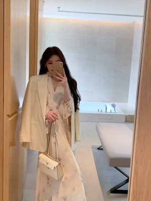 ByYou 夏季新款高级感茶歇飘带v领黄色碎花连衣裙收腰泡泡袖长裙