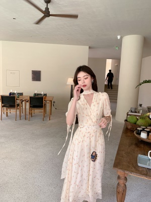 ByYou夏季鹅黄色泡泡袖V领碎花连衣裙女设计感飘带露腰中长款裙子