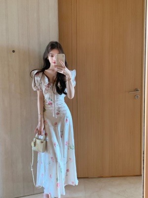 ByYou夏季新款荷叶边缎面V领白色碎花连衣裙长款显瘦包臀印花裙子