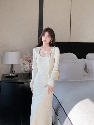 ByYou 秋冬温柔风羊毛白色方领长袖针织连衣裙中长款加厚毛衣裙子