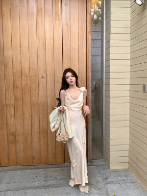 ByYou 夏季名媛御姐珠光醋酸缎面荡领吊带连衣裙长款收腰包臀裙子