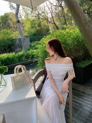 ByYou 夏季新款温柔风修身一字肩白色连衣裙褶皱收腰大摆仙女长裙