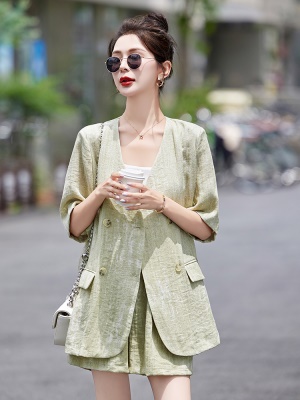 高端干练气质V领套装女夏2025新款宽松时尚优雅薄西装短裤两件套