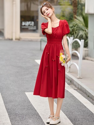 法式钉珠方领连衣裙女2025夏季新款气质收腰氛围感巨好看红色裙子