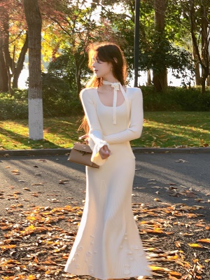 ByYou 秋冬兔绒杏色喇叭袖挂脖针织连衣裙长款过膝加厚打底毛衣裙