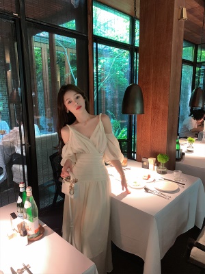 ByYou 夏季气质v领白色吊带连衣裙长款过膝收腰显瘦露肩仙女裙子