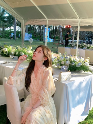 ByYou 2025夏季新款气质高级感茶歇v领碎花连衣裙收腰泡泡袖长裙