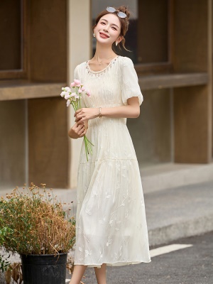 浅蓝色刺绣连衣裙女夏中长款2025今年流行巨好看减龄甜美a字裙子