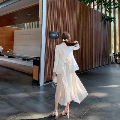 ByYou 2025春季气质v领长袖香槟色连衣裙长款收腰仙女裙 含吊带裙