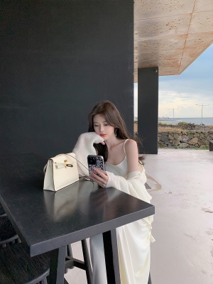 ByYou 秋冬新款温柔风气质白色针织吊带连衣裙长款收腰修身毛衣裙