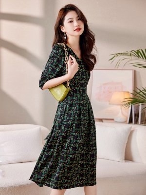 七分袖修身印花连衣裙女2025年夏装新款洋气减龄妈妈时髦遮肉裙子