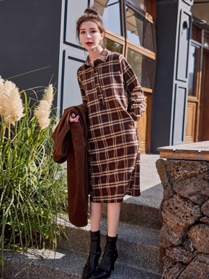 美拉德灯芯绒马甲连衣裙套装女2025年春季新款格子时尚高档两件套