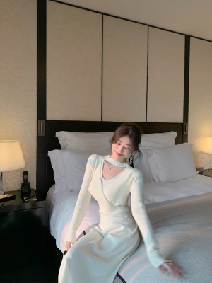 ByYou 春季新款白色兔绒针织假两件连衣裙长款修身高级收腰毛衣裙