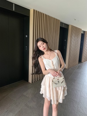 ByYou夏季高端V领吊带连衣裙女收腰设计感拼色假两件蛋糕裙短裙子