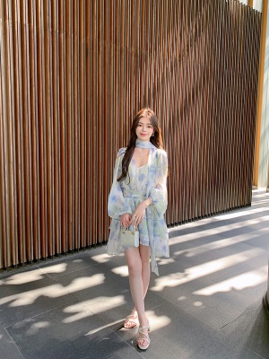 ByYou夏季新款灯笼袖V领碎花雪纺连衣裙不规则收腰短款印花荷叶裙