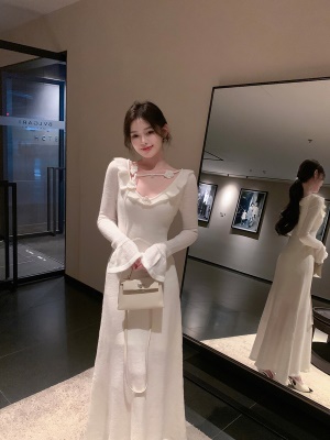 ByYou 冬季新款白色U领羊毛针织连衣裙长款喇叭袖过膝包臀毛衣裙