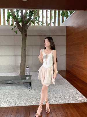 ByYou夏季高端V领吊带连衣裙女收腰设计感拼色假两件蛋糕裙短裙子