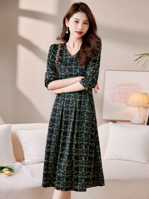 七分袖修身印花连衣裙女2025年夏装新款洋气减龄妈妈时髦遮肉裙子