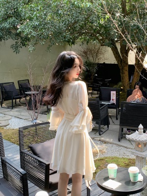 ByYou夏季新款茶歇法式白色雪纺连衣裙喇叭袖V领收腰气质仙女长裙