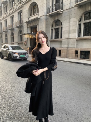 ByYou2025新款v领黑色兔绒针织打底连衣裙垂感长款修身内搭毛衣裙